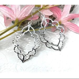NEW 🌸 scalloped double drop hammered earring